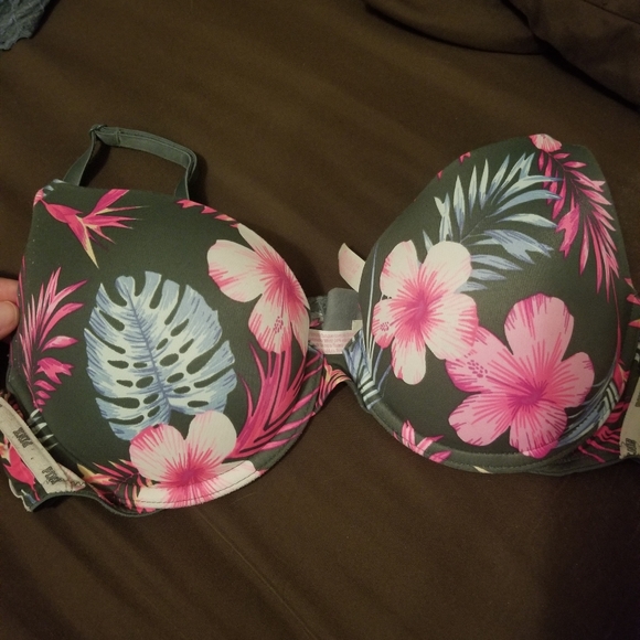 VS Bra Bundle: 1 for $20, 2 for $25, 3 for $30 - Picture 2 of 3
